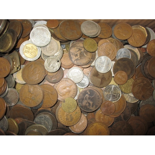 222 - A large quantity of world coins to include Georgian and later examples and 2 10 shilling notes, all ... 