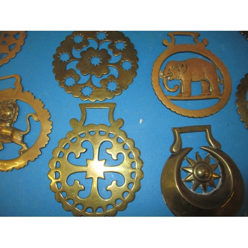 18 - A parcel of vintage horse brasses, all in used condition