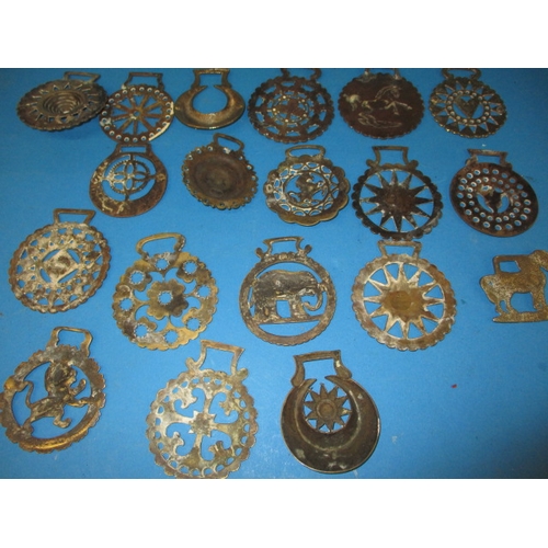 18 - A parcel of vintage horse brasses, all in used condition