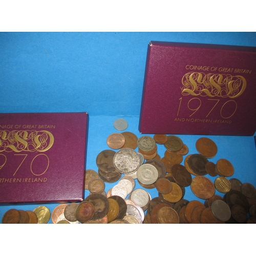 61 - A parcel of vintage collectable coins, to include royal mint year sets, all in circulated condition