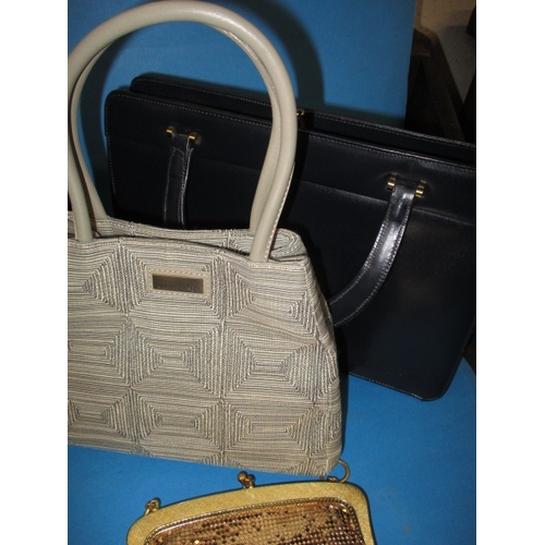 76 - 9 vintage handbags and clutch bags, to include a leather example. All in useable, pre-owned conditio... 