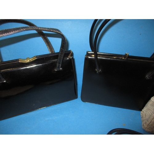 76 - 9 vintage handbags and clutch bags, to include a leather example. All in useable, pre-owned conditio... 