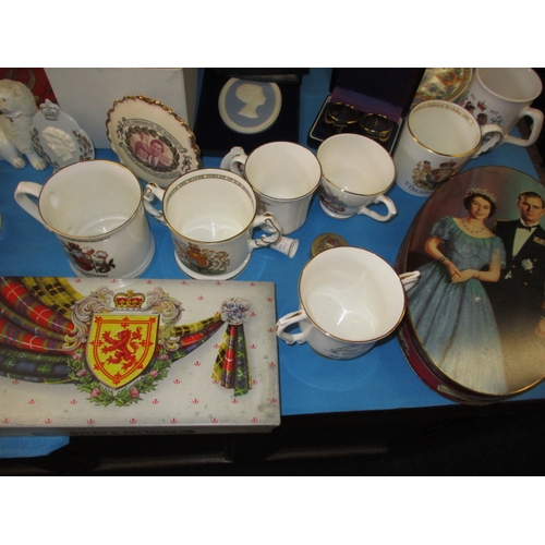 172 - A very large quantity of vintage Royal commemorative items, all in used condition