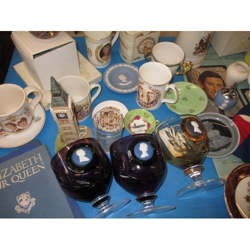 172 - A very large quantity of vintage Royal commemorative items, all in used condition