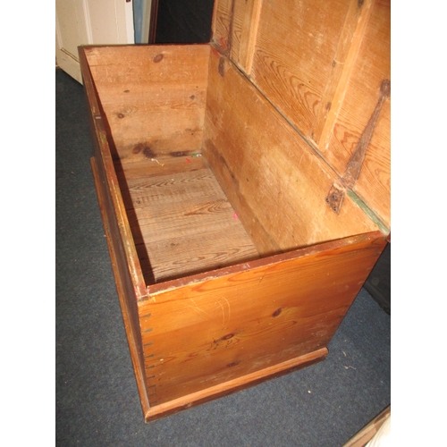 182 - A vintage pine storage box, approx. size: W 98cm D 46cm H 48cm, in good useable pre-owned condition