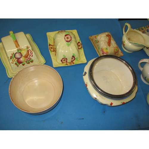 195 - A parcel of 1930s and later ceramics, to include bowls, cheese dishes and a cake stand, all in used ... 