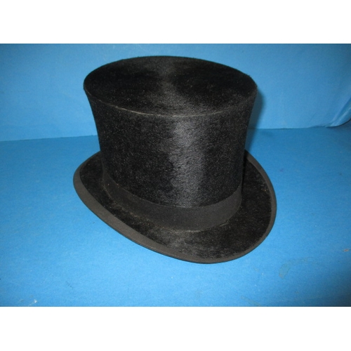 200 - A vintage top hat in travel case, in useable pre-owned condition, no size markings