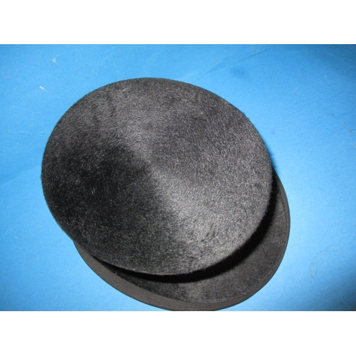 200 - A vintage top hat in travel case, in useable pre-owned condition, no size markings