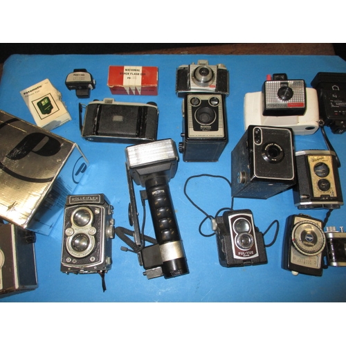 204 - A quantity of vintage cameras, to include a Rolleiflex, all in used condition and not tested as to f... 