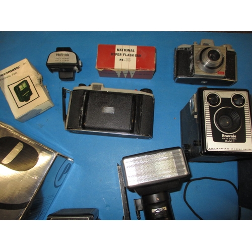 204 - A quantity of vintage cameras, to include a Rolleiflex, all in used condition and not tested as to f... 