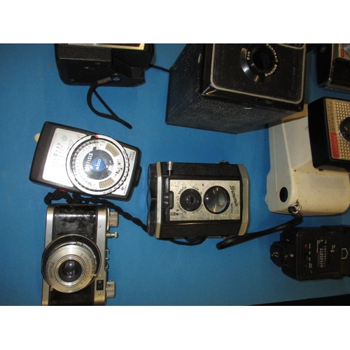 204 - A quantity of vintage cameras, to include a Rolleiflex, all in used condition and not tested as to f... 