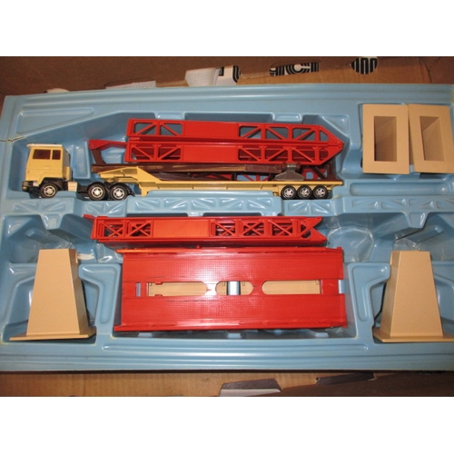 209 - A vintage Matchbox Super-Kings K44 Bridge layer set, in play worn condition with box cover and compa... 