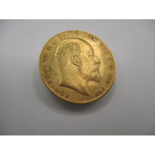 185 - An Edward VII gold sovereign dated 1904, a circulated coin with good definition of features