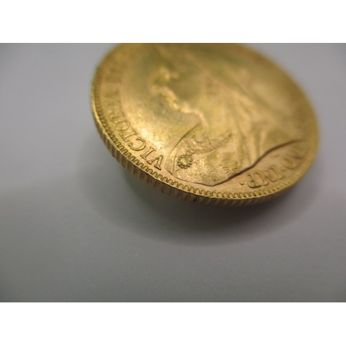 186 - A Victorian gold sovereign dated 1900, a circulated coin with good definition of features