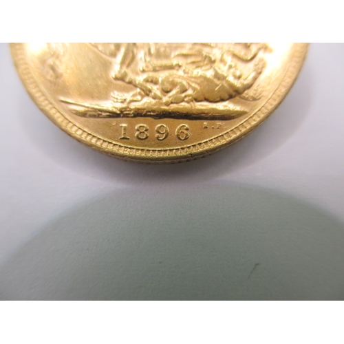 190 - A Victorian gold sovereign dated 1896, a circulated coin with good definition of features