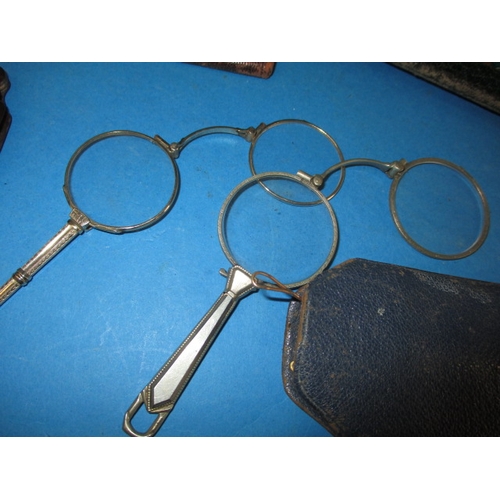 284 - A parcel of antique and later spectacles and lorgnettes, to include one silver case (61g) all in use... 