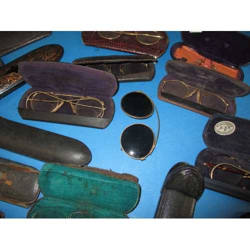 284 - A parcel of antique and later spectacles and lorgnettes, to include one silver case (61g) all in use... 