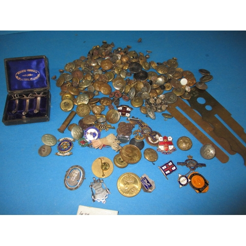 301 - A quantity of buttons and badges, most military related, and a boxed set of military surgeon tracheo... 