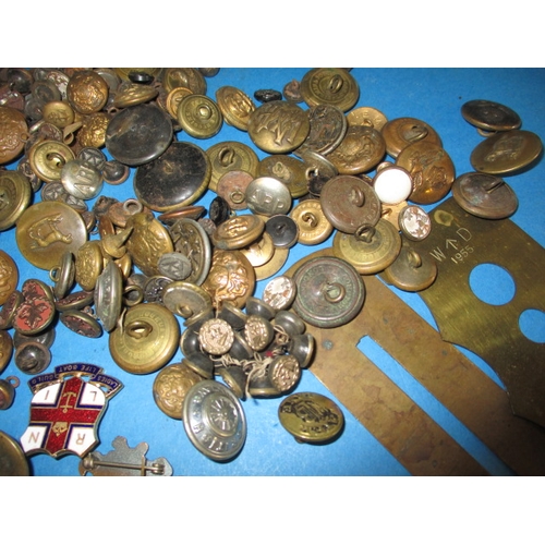 301 - A quantity of buttons and badges, most military related, and a boxed set of military surgeon tracheo... 