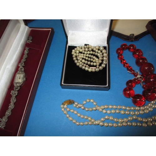 133 - A quantity of vintage necklaces, to include pearl examples with gold clasps, coral and amber, all in... 