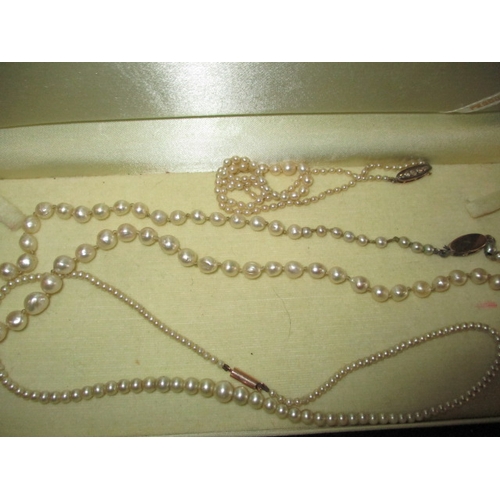 133 - A quantity of vintage necklaces, to include pearl examples with gold clasps, coral and amber, all in... 