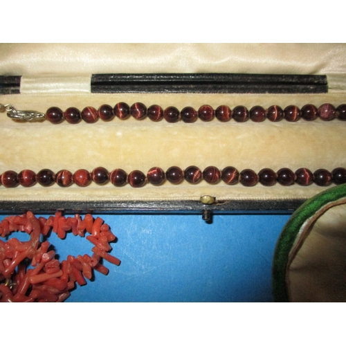 133 - A quantity of vintage necklaces, to include pearl examples with gold clasps, coral and amber, all in... 