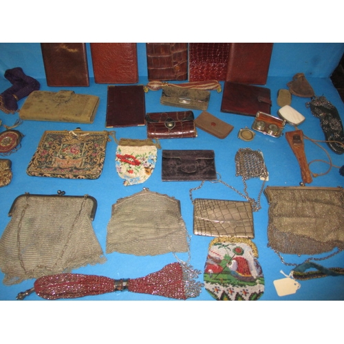 287 - A quantity of vintage purses and wallets, to include silver and leather examples, all in used condit... 