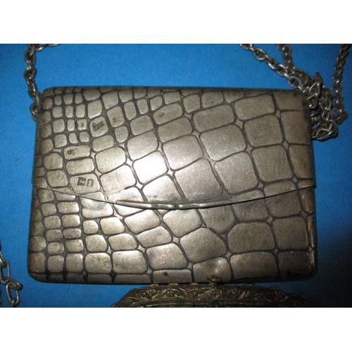 287 - A quantity of vintage purses and wallets, to include silver and leather examples, all in used condit... 