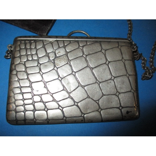 287 - A quantity of vintage purses and wallets, to include silver and leather examples, all in used condit... 