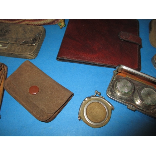 287 - A quantity of vintage purses and wallets, to include silver and leather examples, all in used condit... 