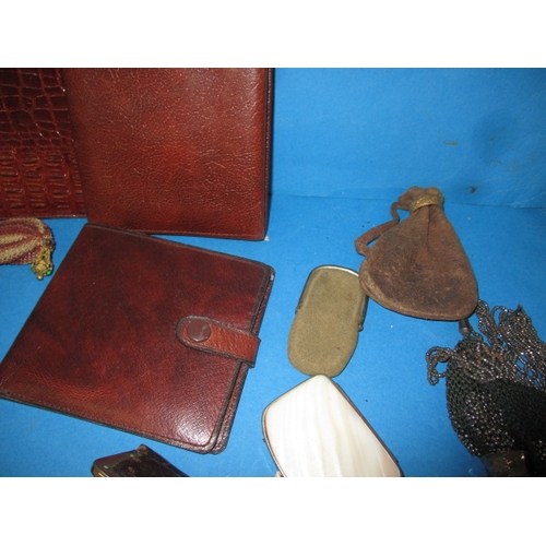 287 - A quantity of vintage purses and wallets, to include silver and leather examples, all in used condit... 