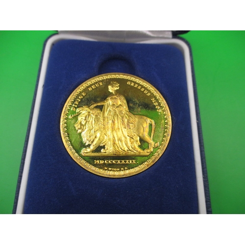 192 - A 9ct gold Una & the Lion copy coin, hallmarked to edge and stated as a copy, approx. weight 31.7g i... 