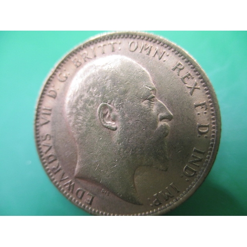 200 - An Edward VII gold sovereign dated 1904, a circulated coin with fine definition of features