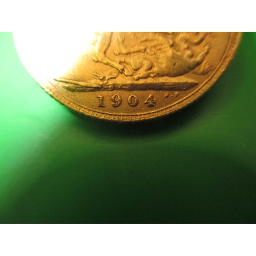 200 - An Edward VII gold sovereign dated 1904, a circulated coin with fine definition of features