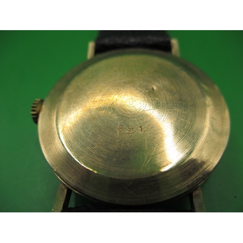 99 - A vintage gents 9ct gold Rotary wrist watch with date window, having general use-related marks and n... 