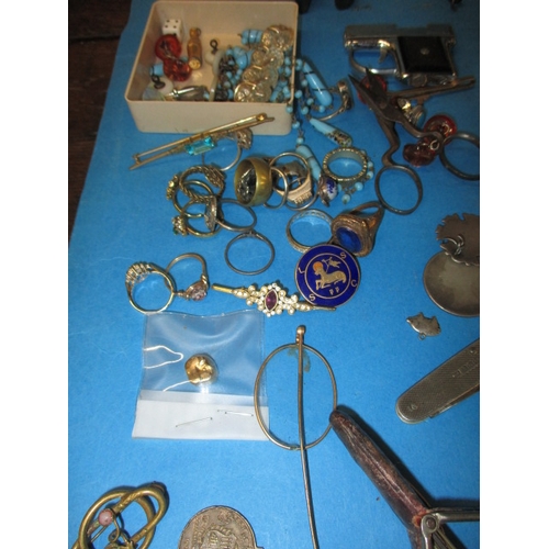 323 - A large quantity of interesting collectables, to include costume jewellery and some silver items, al... 