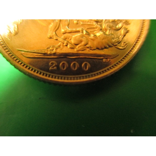 211 - A Queen Elizabeth II gold sovereign dated 2000, a very fine grade coin with light use related marks