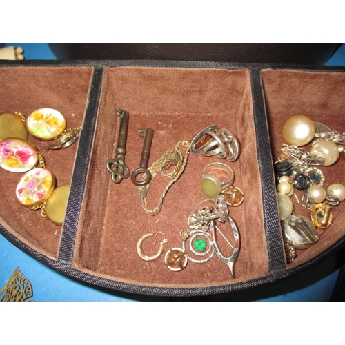 142 - A jewellery box with contents, to include some gold and white metal items, all in used condition