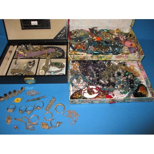 130 - A quantity of vintage costume jewellery to include gold and silver items, all in used condition