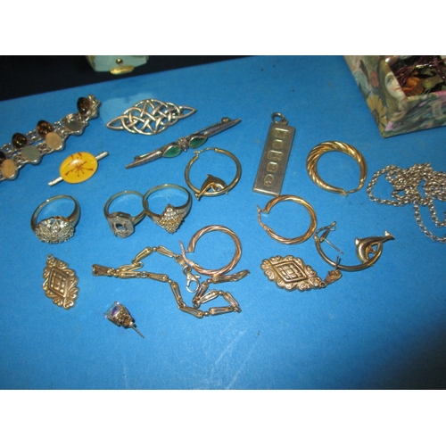 130 - A quantity of vintage costume jewellery to include gold and silver items, all in used condition