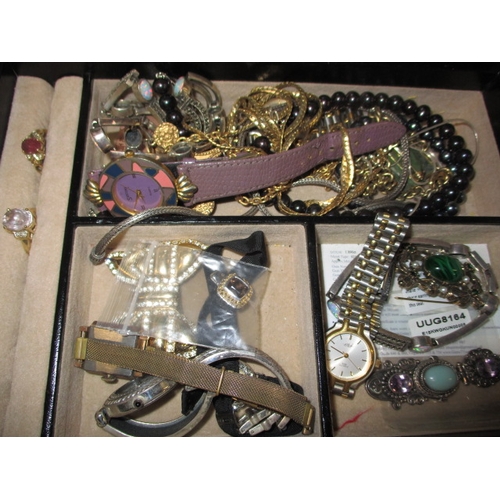 130 - A quantity of vintage costume jewellery to include gold and silver items, all in used condition