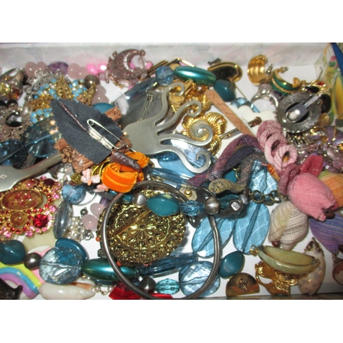 130 - A quantity of vintage costume jewellery to include gold and silver items, all in used condition