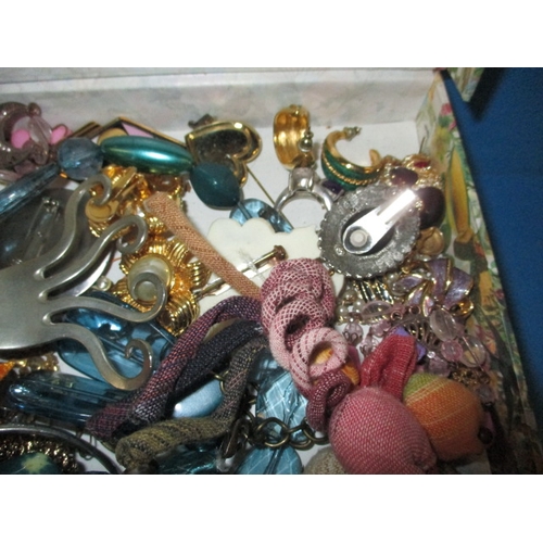 130 - A quantity of vintage costume jewellery to include gold and silver items, all in used condition