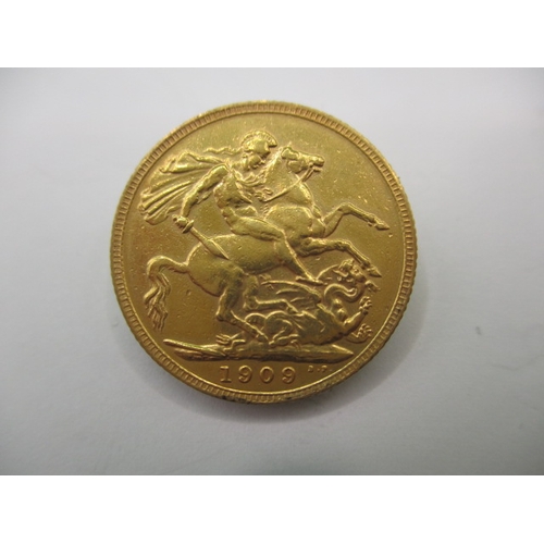 235 - An Edward VII gold sovereign dated 1909, a circulated coin with very fine definition of features