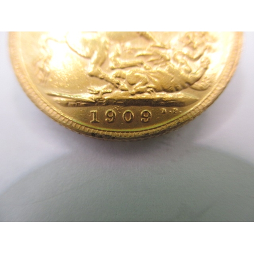 235 - An Edward VII gold sovereign dated 1909, a circulated coin with very fine definition of features