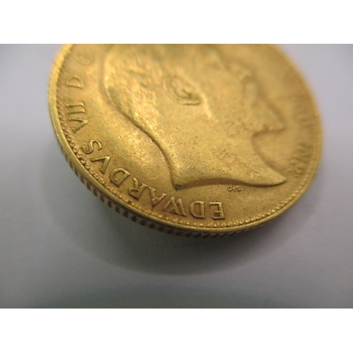 236 - An Edward VII gold sovereign dated 1909, a circulated coin with very fine definition of features