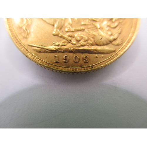 236 - An Edward VII gold sovereign dated 1909, a circulated coin with very fine definition of features