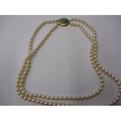 128 - A vintage cultured pearl necklace with 585 gold and jade clasp, approx. linear length 54cm, approx. ... 