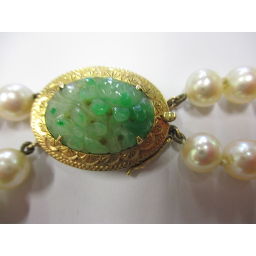 128 - A vintage cultured pearl necklace with 585 gold and jade clasp, approx. linear length 54cm, approx. ... 