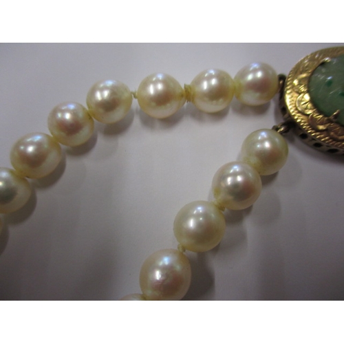 128 - A vintage cultured pearl necklace with 585 gold and jade clasp, approx. linear length 54cm, approx. ... 